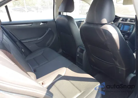 2016 Volkswagen Jetta 1.8T Sel z USA, uszkodzony, nr VIN 3VWL17AJ6GM228440